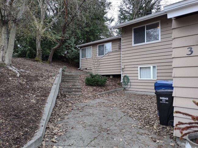 Building Photo - Spacious 4-Bedroom Contemporary Home with 1-Bedroom ADU