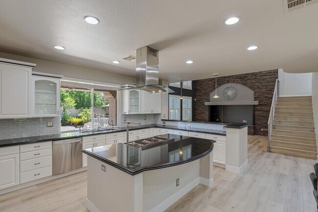 Building Photo - GUARD GATED QUEENSRIDGE! 4BD/4BA POOL/SPA!