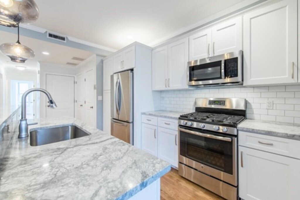Primary Photo - 242 W 5th St