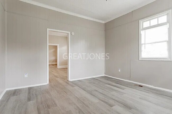 Building Photo - 945 53rd St