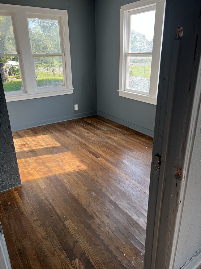 Foto del edificio - 5563 Hall Ave