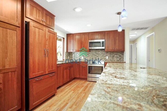 Building Photo - Beautifully Remodeled 4 Bed 2.5 Bath for R...