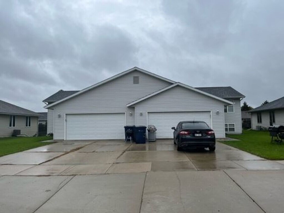 27162718 N Wright Rd Unit 2718, Janesville, WI 53546 Room for Rent
