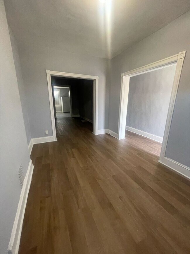 Foto del edificio - Three Bedroom One Bathroom Ready For ASAP Move In