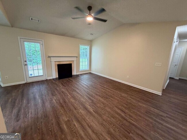 Foto del edificio - 211 Ravenwood Ct