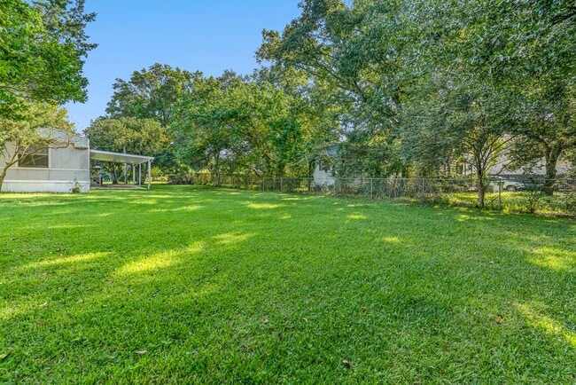 Building Photo - 2 Bedroom on Spacious Lot!
