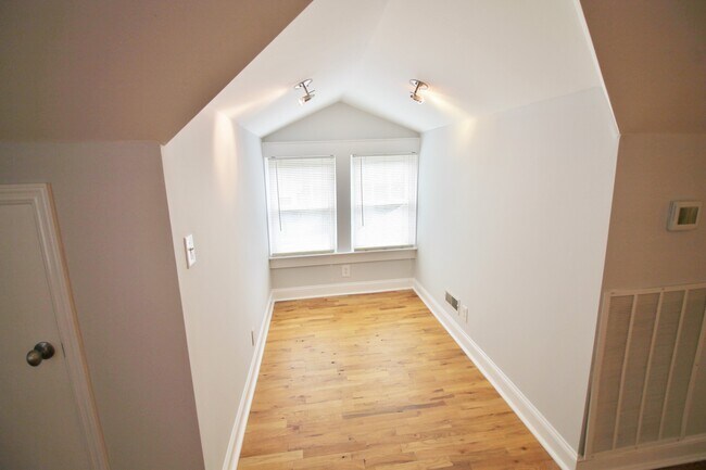 Building Photo - 1711 Villa Pl