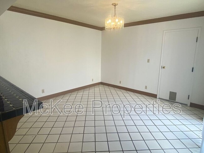 Foto del edificio - 5430 Linda Vista Rd