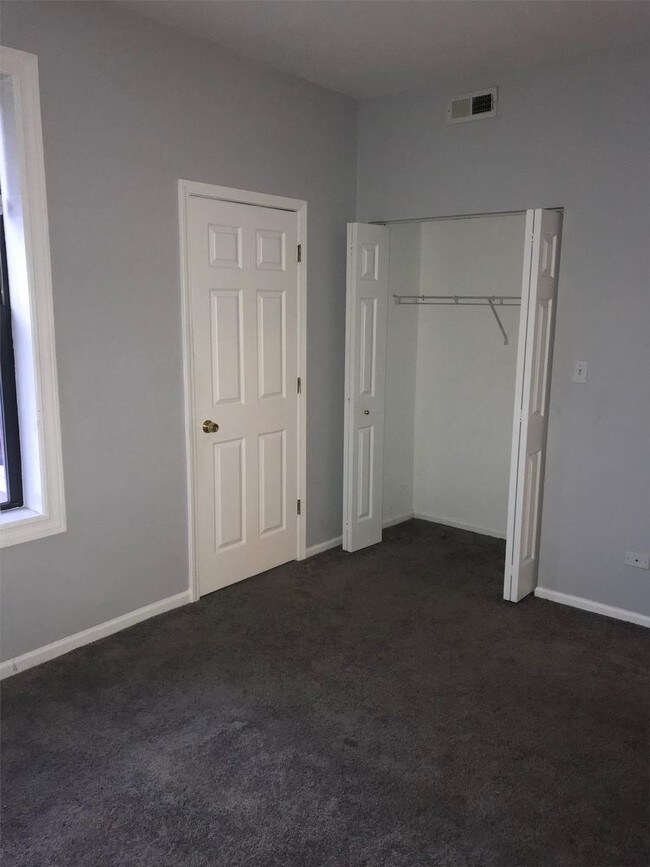 Building Photo - 5742 South King Drive - 3b Unit 3B