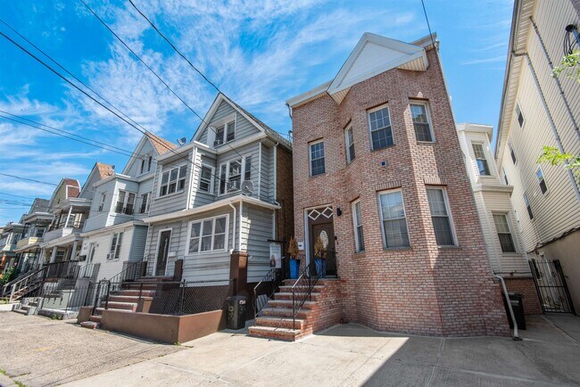 Foto del edificio - 28 Armstrong Ave