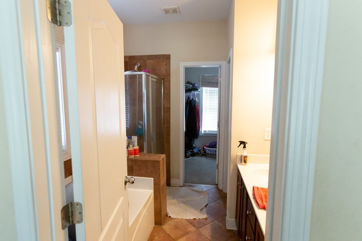 Primary Photo - Single family home on west side of Athens!