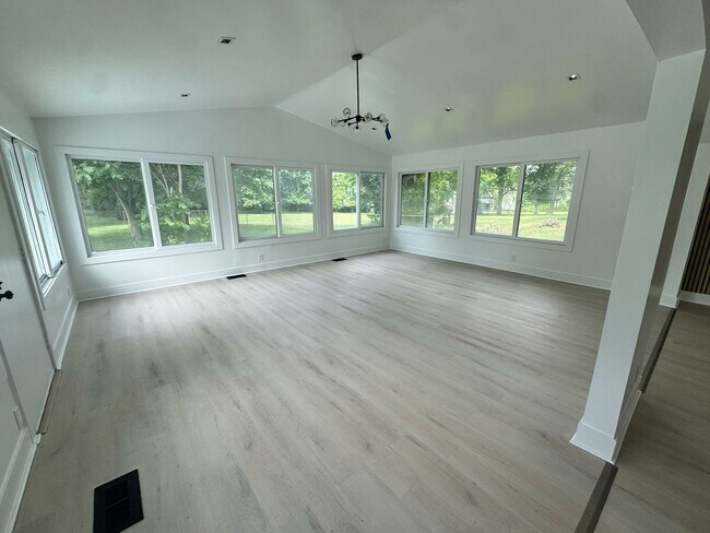 Building Photo - 2BD-1BTH HOME | NEWLY RENOVATED | WEST BLO...