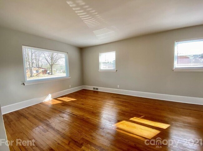 Building Photo - 532 Briarwood Dr