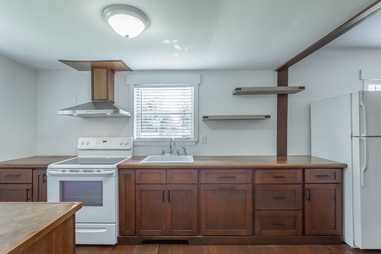 Photo - 1803 S Lyerly