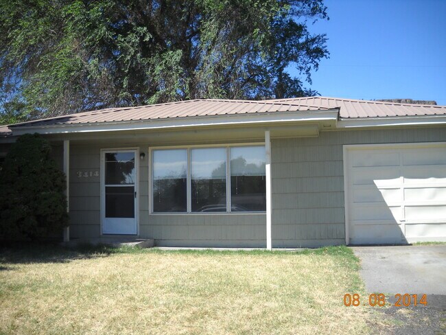 Foto del edificio - 3BR Home with Large Yard  Steps from Chenowith Elementary