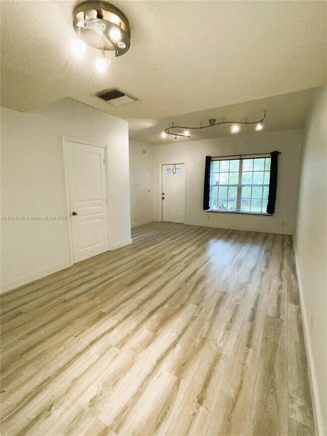 Building Photo - 207 Mallory Ct