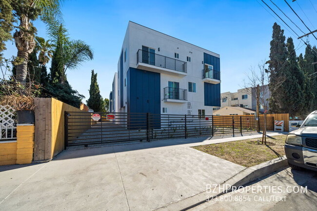 Foto del edificio - Brand-New Contemporary Living in Prime Nor...