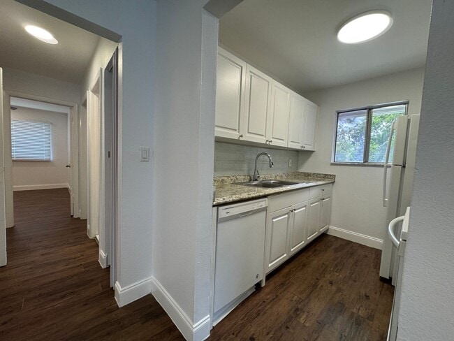 Building Photo - Top Floor All To Yourself! July Rent Free!...