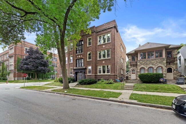 Foto del edificio - 2905 N Bartlett Ave