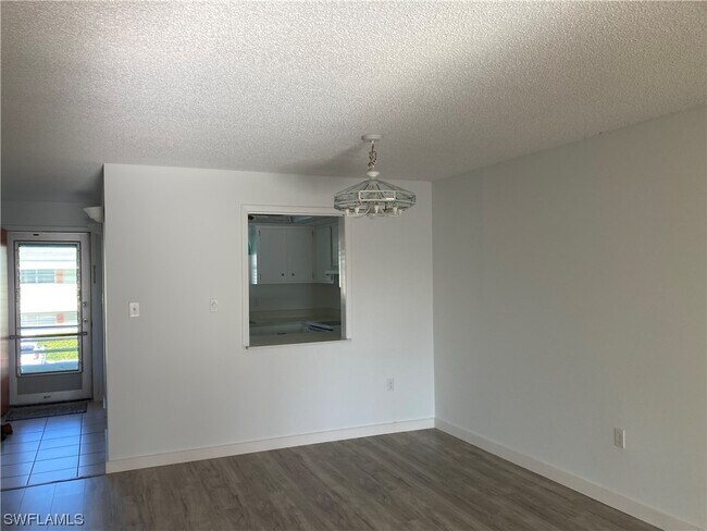 Building Photo - 300 Valley Stream Dr
