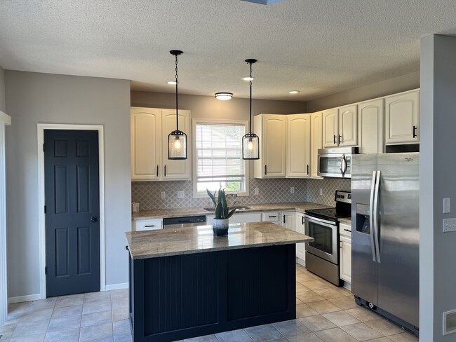 Building Photo - Beautiful 4 bedroom end unit townhome