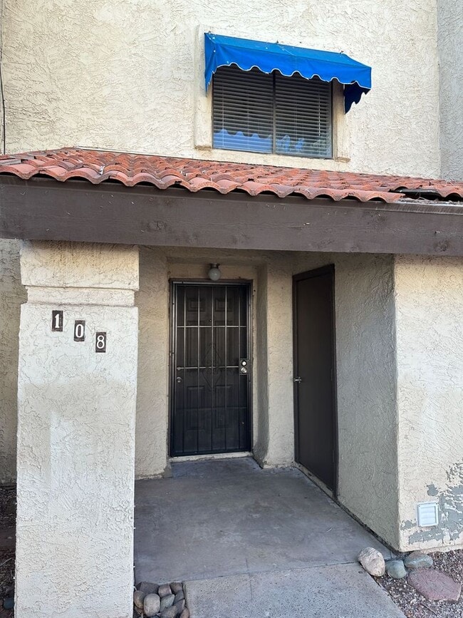 Building Photo - Updated Townhome