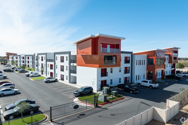 Entrada este - Monarch Apartments