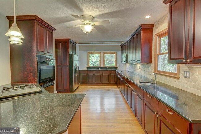Building Photo - 639 Lakeshore Dr NW