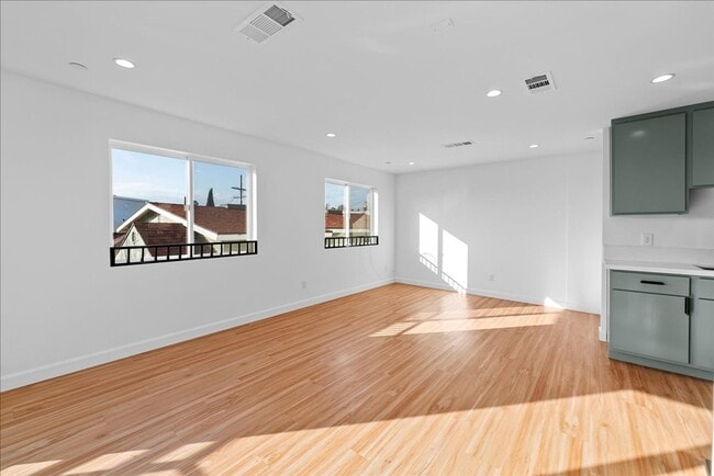 Foto del edificio - Modern Three Story Apartment!