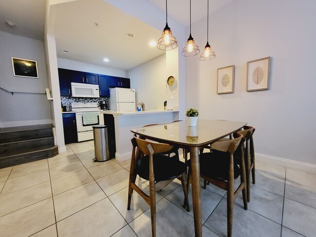 Building Photo - Perfectly located and fully furnished town...
