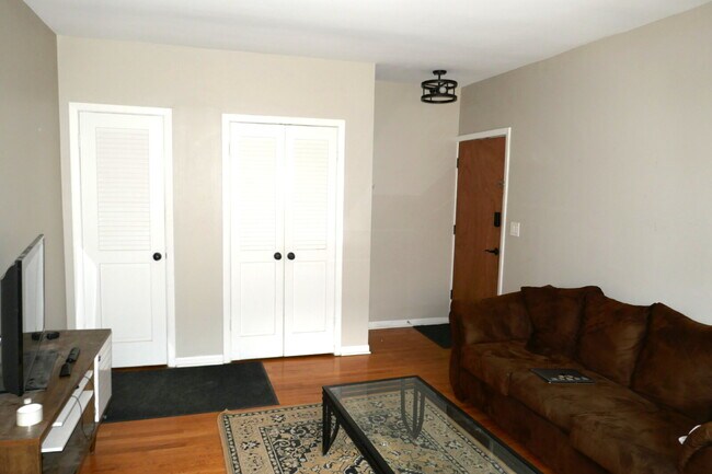 Foto del edificio - 2 Bedroom 1 bath in Oak Park
