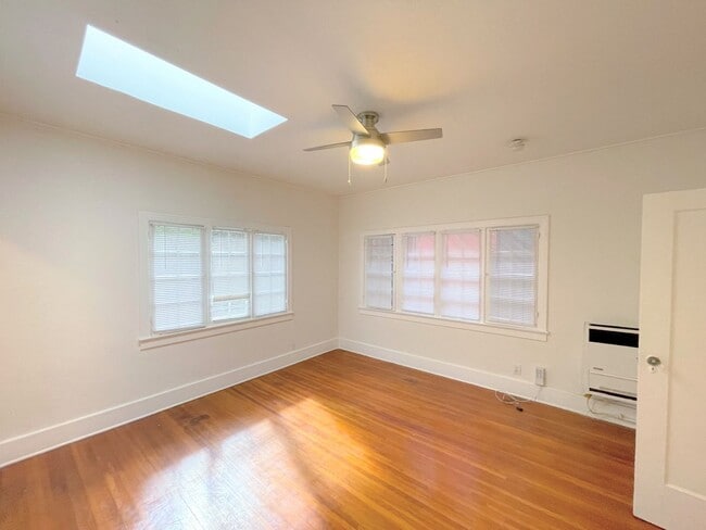Building Photo - Echo Park Lake Old-School cool with modern...