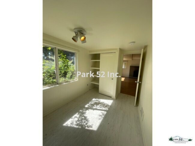Building Photo - 1103 E 71st St