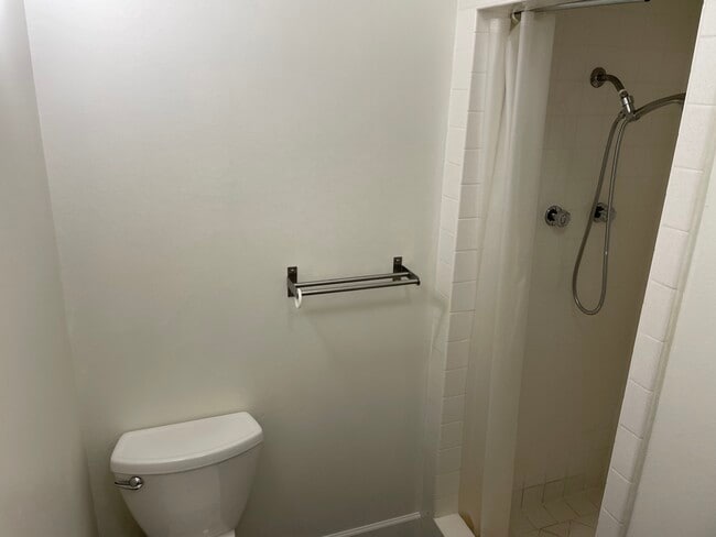 Shower - 635 Irving St