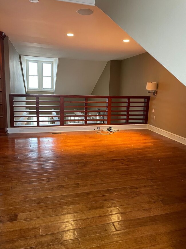 Building Photo - Huge 2 bed, 2 bath Condo in Washington Squ...