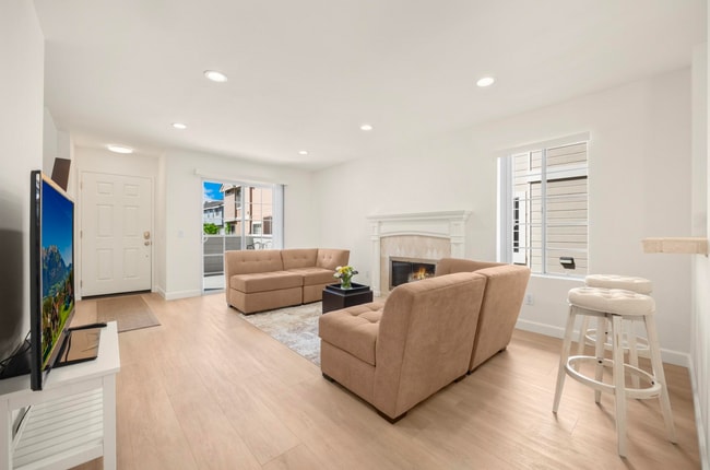 Building Photo - Beautiful, Quiet, Furnished, Upgraded Home in Heart of Torrance for Short Term Rental