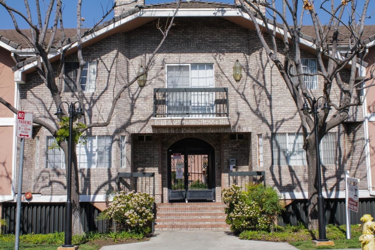 147 W Acacia Ave, Glendale, CA 91204 Apartments in Glendale, CA