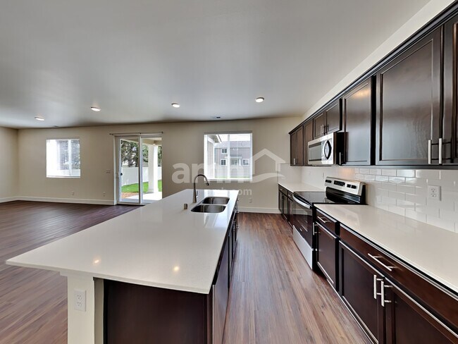 Foto del edificio - 685 Dudley St