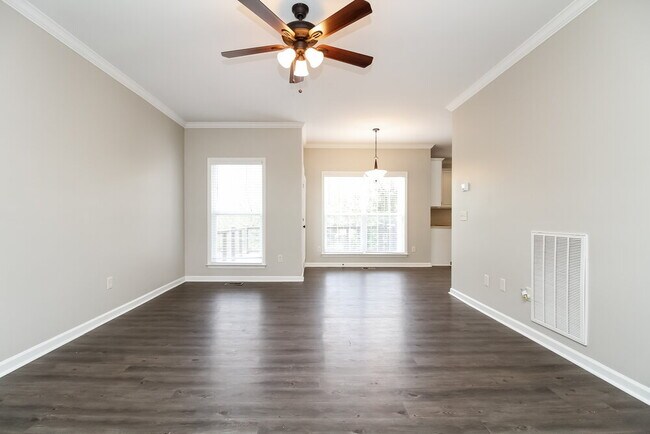 Foto del edificio - 7883 Rainey Dr