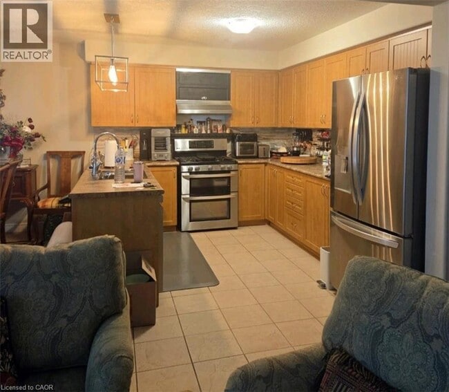 Building Photo - 907 Frontenac Crescent