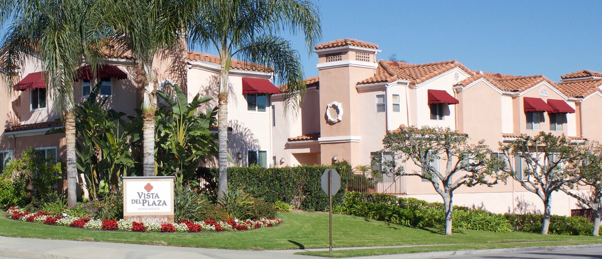 Primary Photo - Vista Del Plaza Apartments