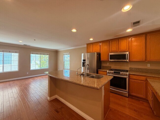 Foto del edificio - Spacious 2BD/2.5BA Townhome in Carmel Valley with Pool, Spa & Fitness Center