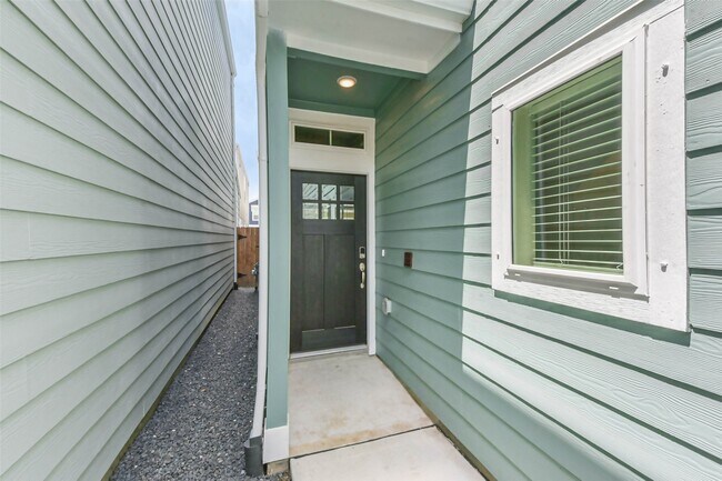 Building Photo - 583 Avisa Dr