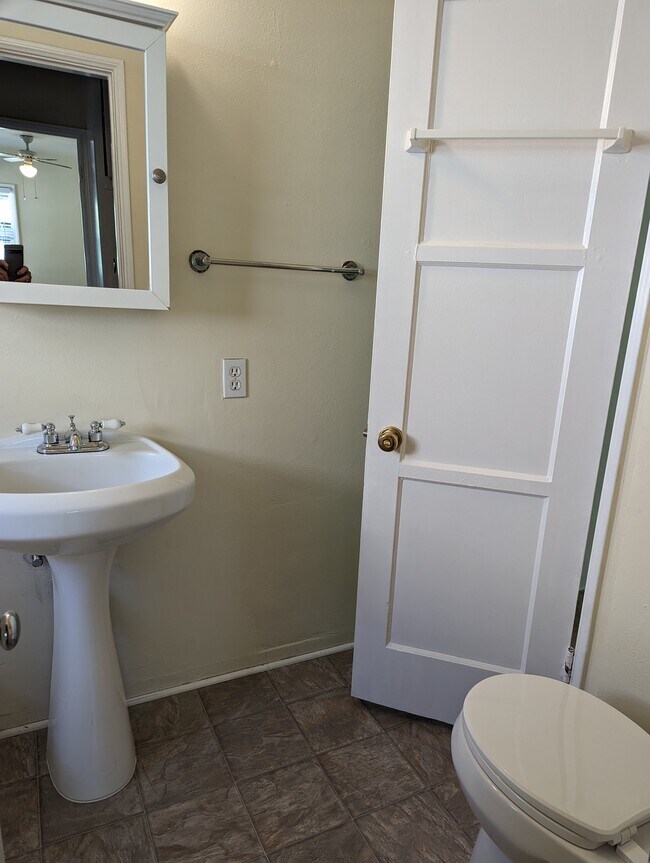 baño - 1324 Cota Ave