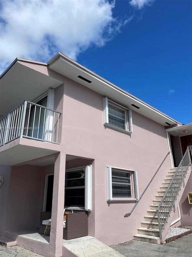 Building Photo - 827 SW 11th Ave