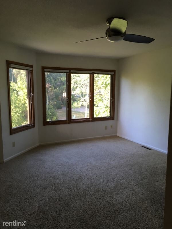 Building Photo - 3 br, 1.5 bath Townhome - 819 Sycamore St