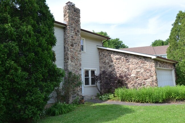 Building Photo - 7 Rivendell Dr