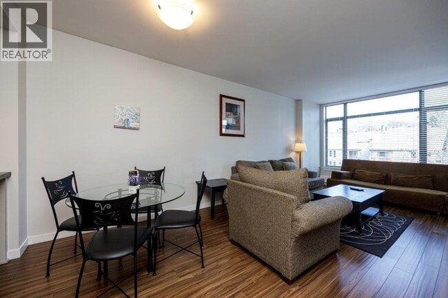 Photo du bâtiment - 215 W 1st St