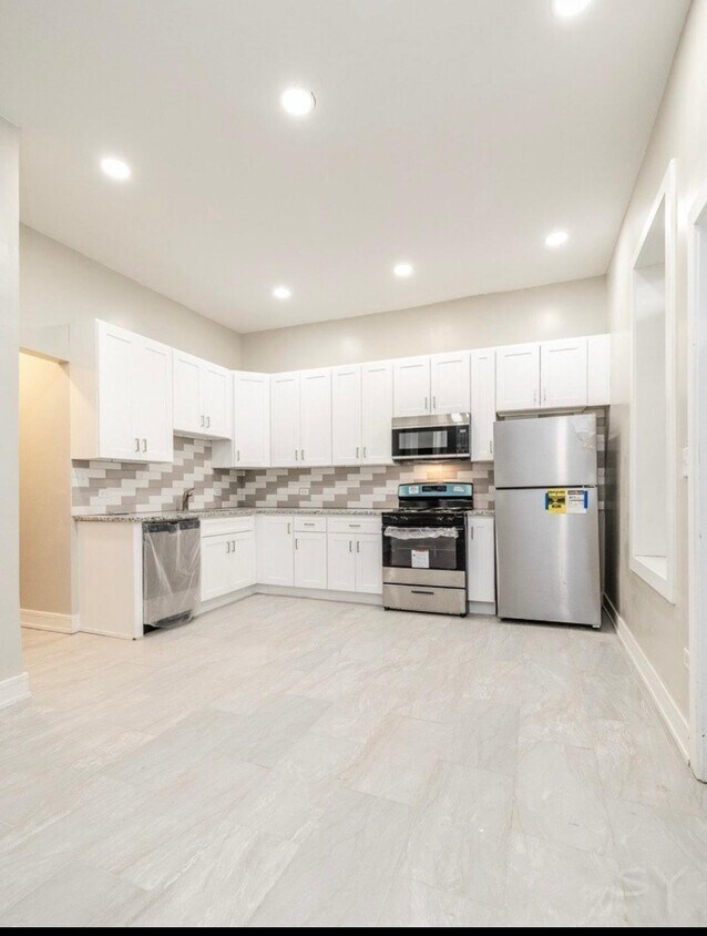 Foto principal - Spacious 4BR Duplex | Modern Upgrades | St...