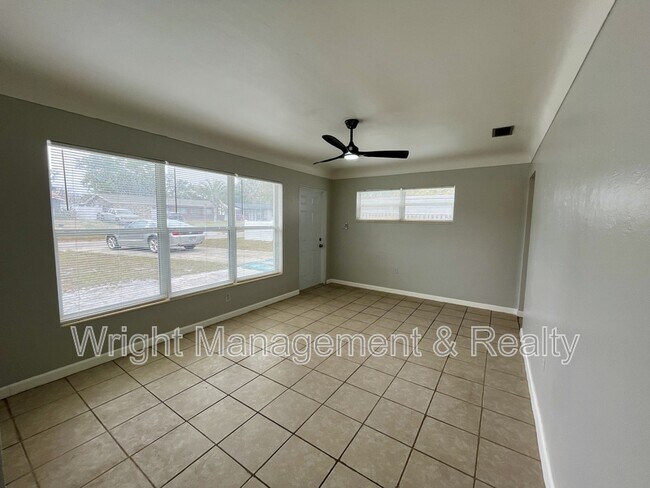 Foto del edificio - 10731 108th St N